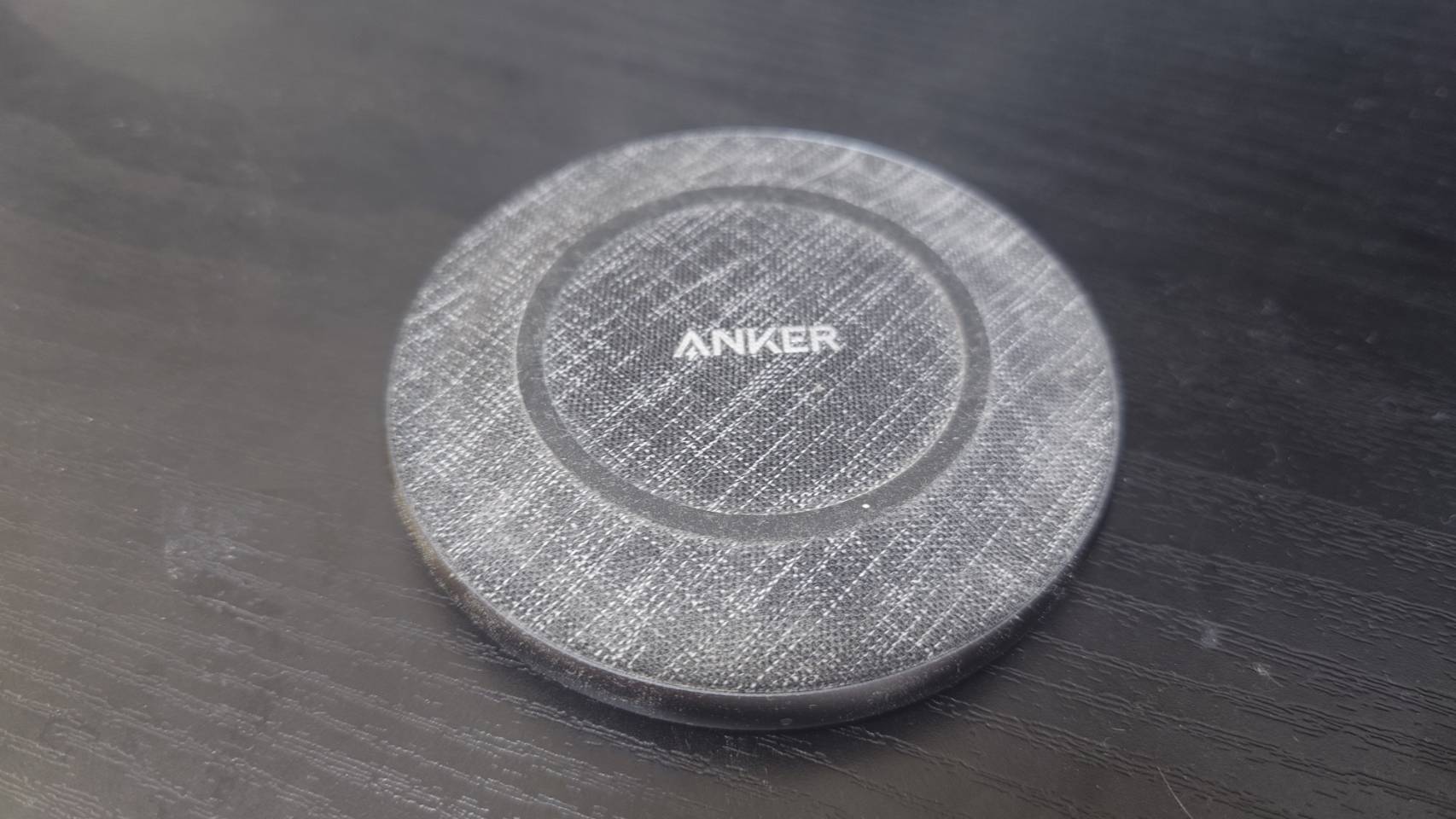 実際に使っているAnker PowerWave ワイヤレス充電器(ファブリック素材の充電パッド)