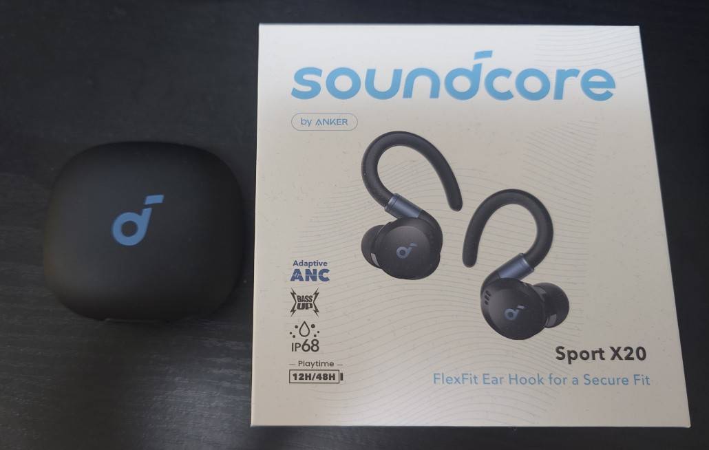 Anker Soundcore Sport X20 実物のパッケージと充電ケース。FlexFit Ear Hook、Adaptive ANC、IP68、12H/48H再生の表記